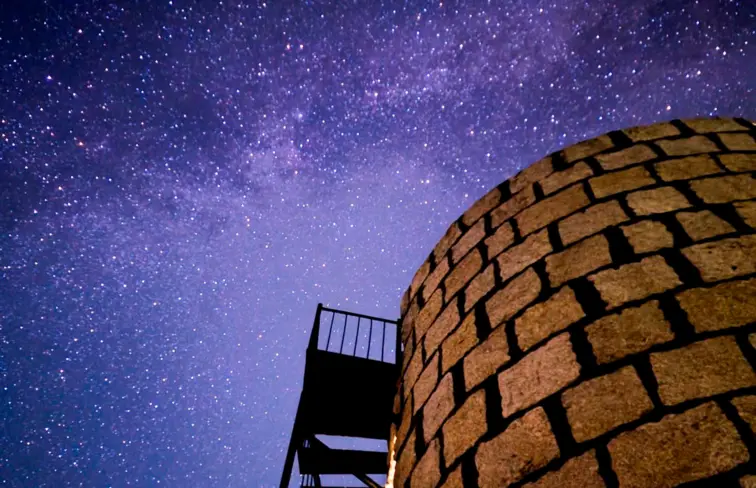 céu estrelado visto de observatório astronómico